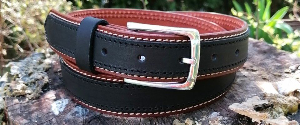 Schwarzer Ledergürtel Braun unterlegt