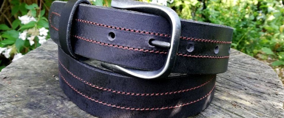 Schwarzer Ledergürtel leicht marmoriert