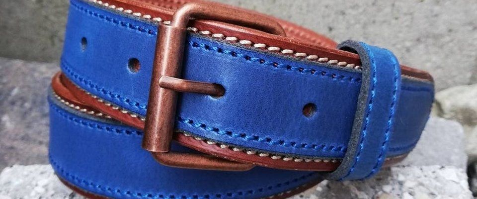 Blauer Ledergürtel Braun unterlegt