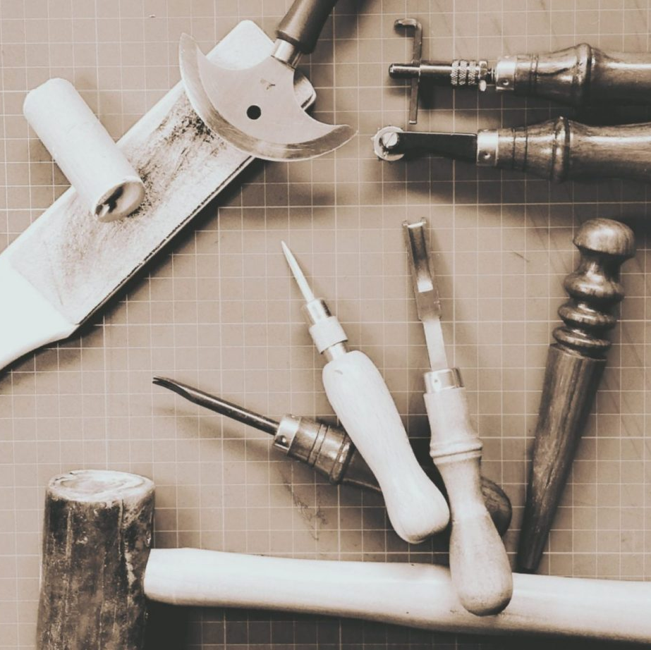 Auswahl an Werkzeuge für die Lederbearbeitung Verschiedene Lederwerkzeuge