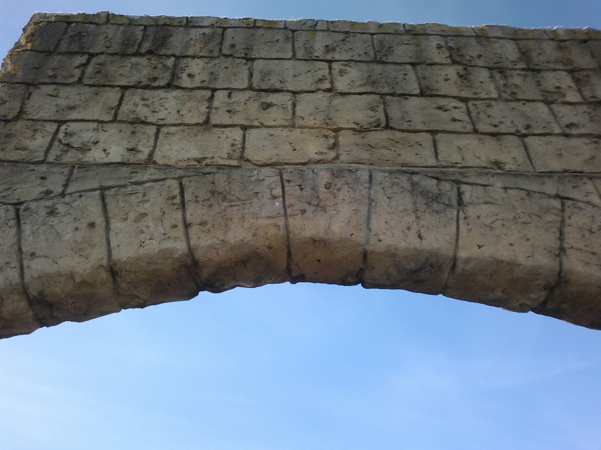 habillage d'une arcade en enduits imitation pierres vieillies