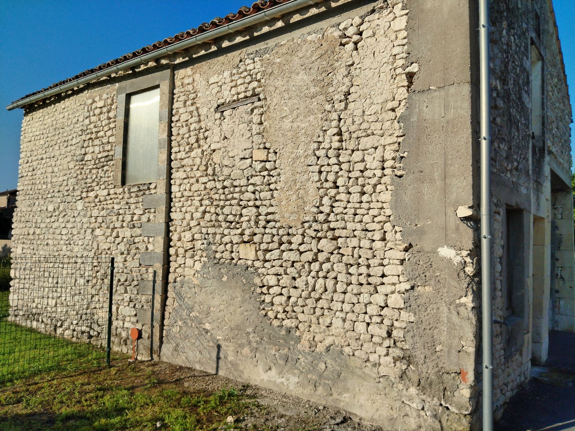 vieille bâtisse avant travaux, mélange moellons et béton, 17800 bougneau