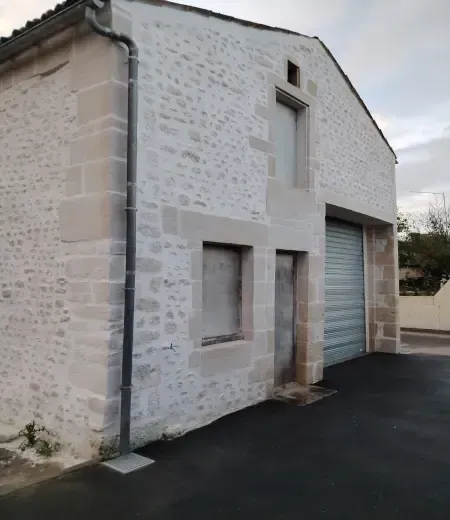 chaine d'angle en enduit sculpté à Bougneau