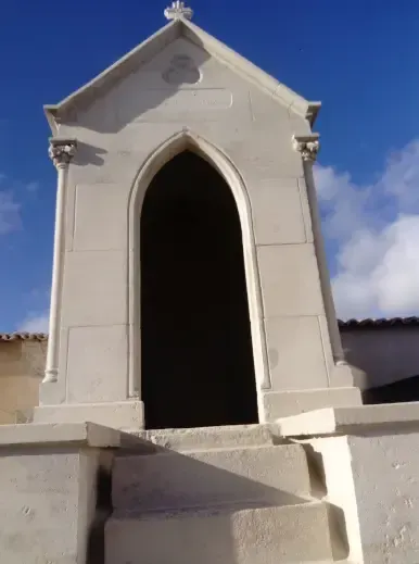 chapelle en pierre restaurée entre Pons et Cognac