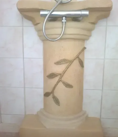 colonne de douche en pierre reconstituée Pons
