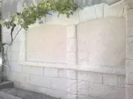 alt=enduit décoratif sculpté, Pons, 17800