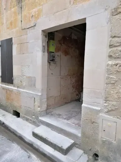 Encadrement porte en pierre reconstituée à Rioux