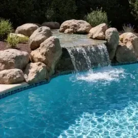 faux rochers autour d'une piscine
