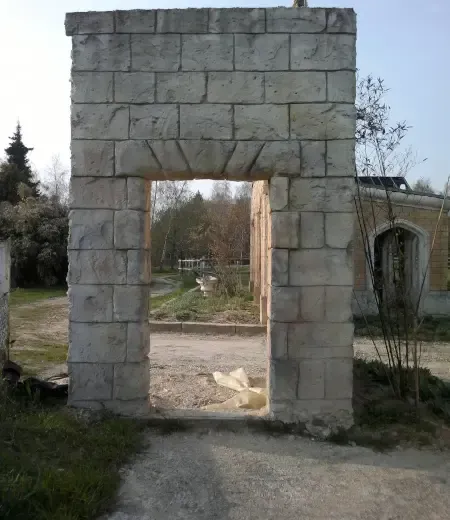 mur décoré en mortier projeté