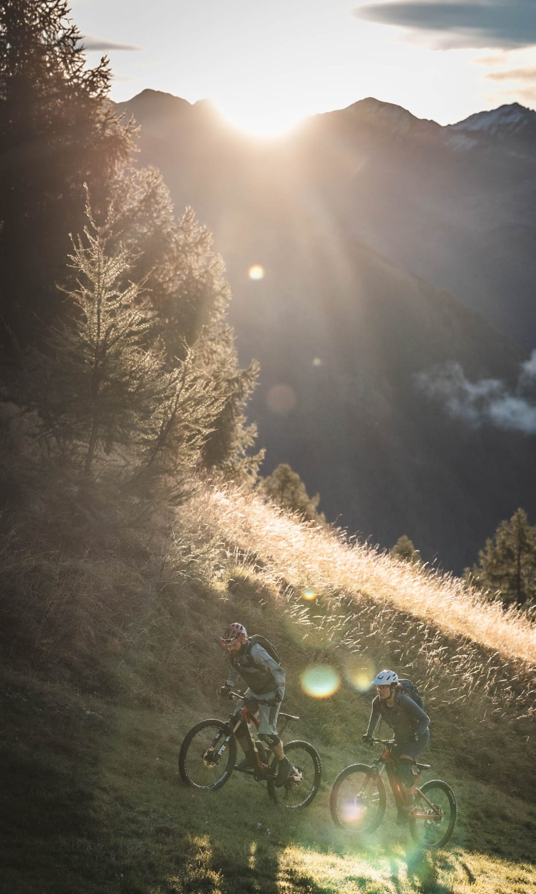 Mountainbiketour am Reschen Annika und Kunde auf einer Mountainbike Tour