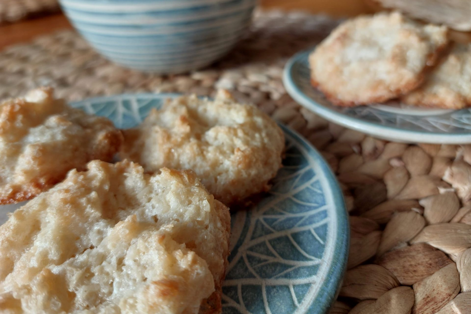 Kokosmakronen auf blau-weißer Steinzeug-Keramik Kokosmakronen auf blau-weißer Steinzeug-Keramik