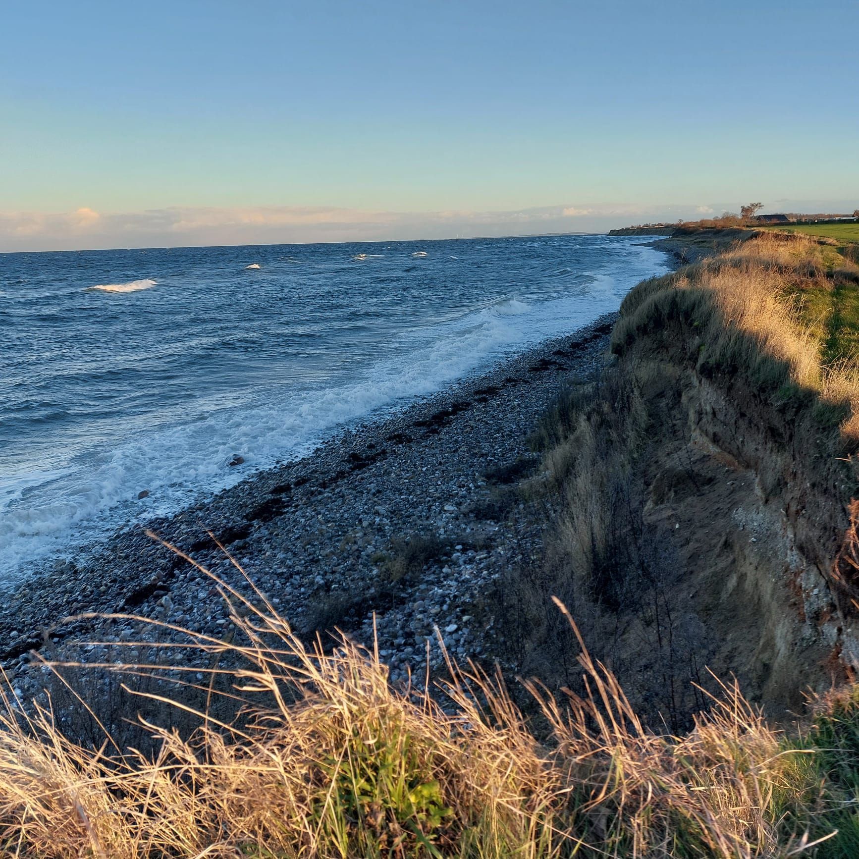 Ostseeküste im Sonnenlicht