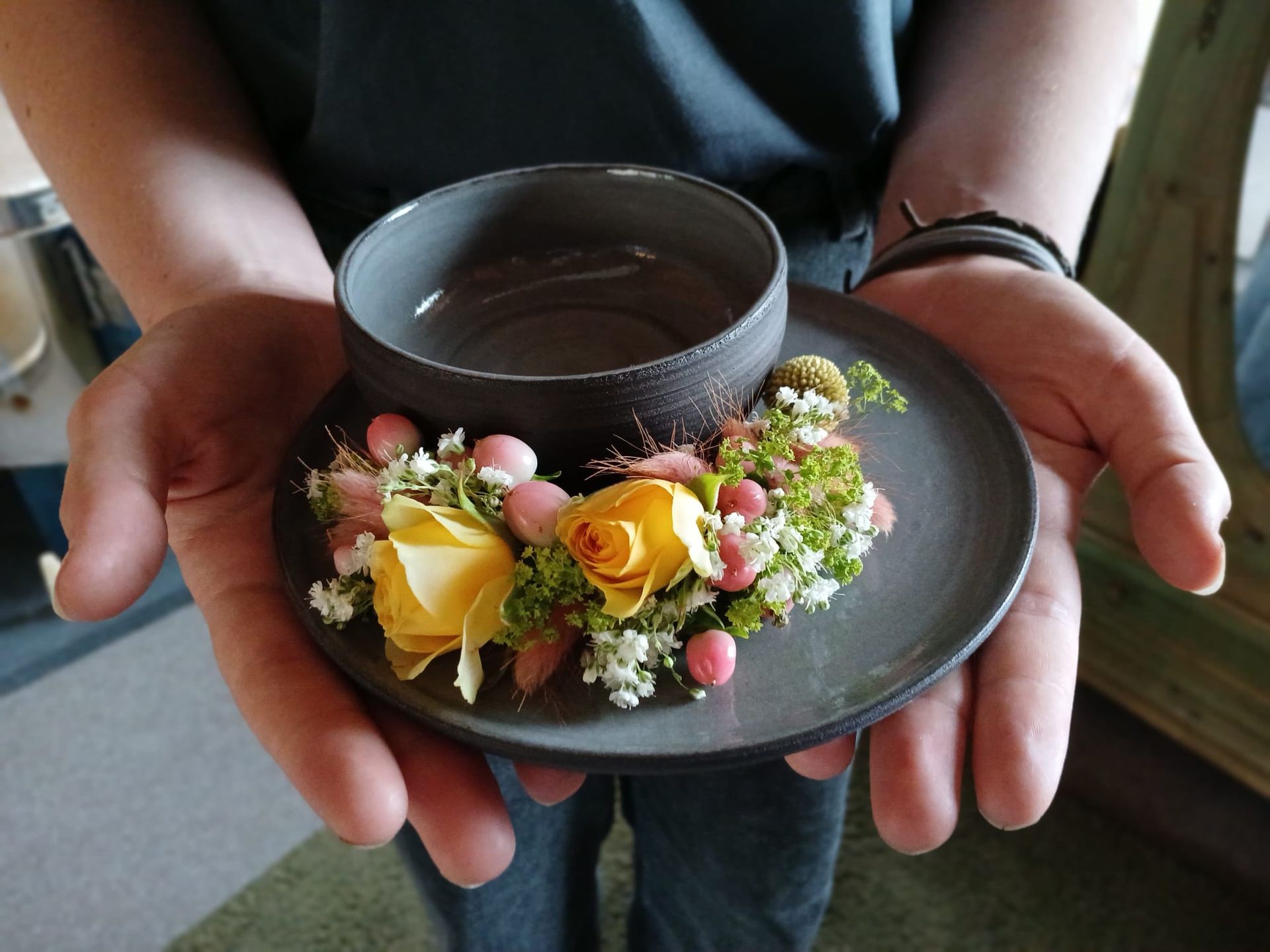 blaue handgetöpferte Gebrauchskeramik - Teller und Schale, mit Blumen wie Rosen dekoriert - Farbpsychologie beim Esserlebnis blaue handgetöpferte Gebrauchskeramik - Teller und Schale, mit Blumen wie Rosen dekoriert - Farbpsychologie beim Esserlebnis
