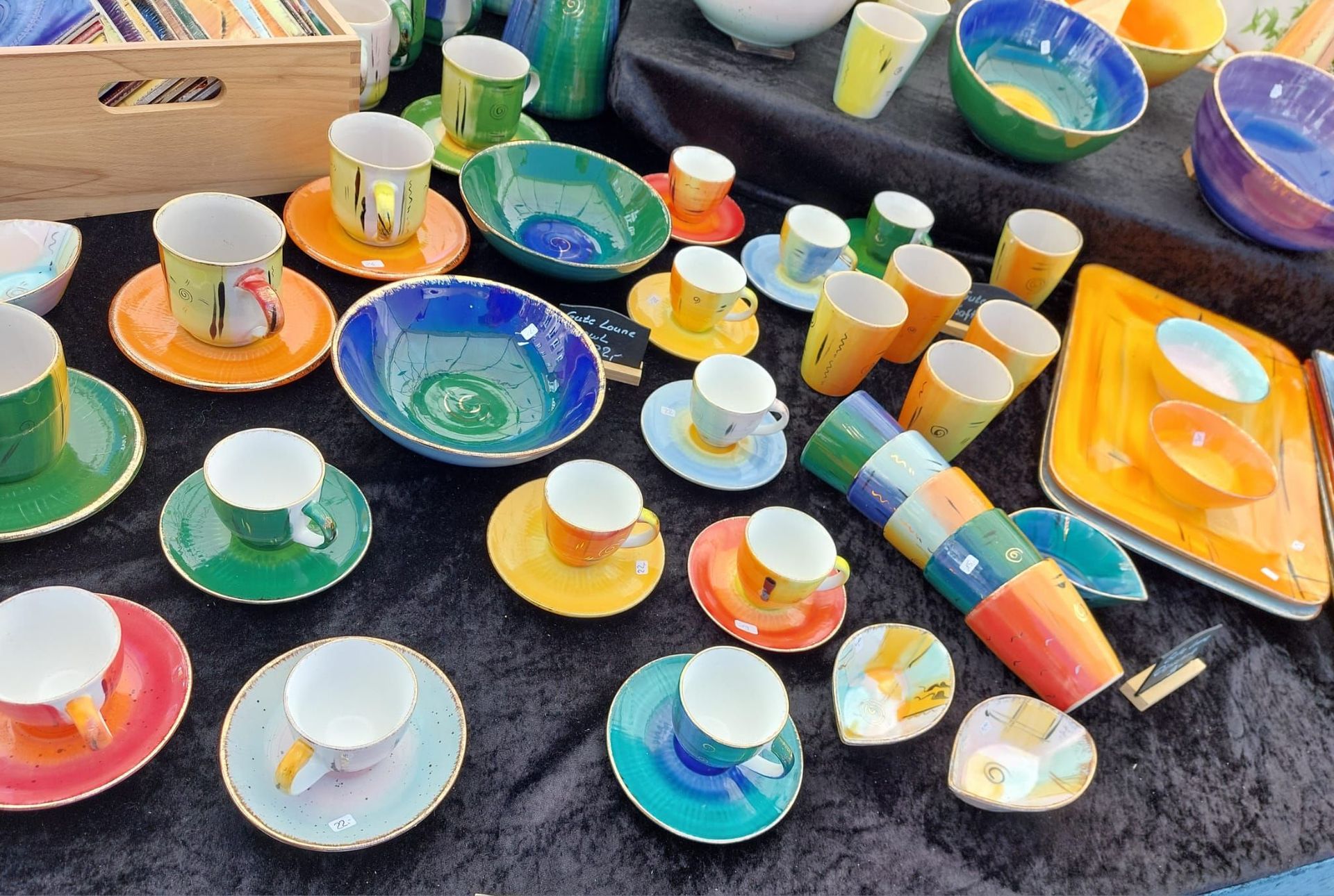 bunte Steinzeug-Espressotassen und -Schalen als Gebrauchskeramik auf dem Amberger Krüglmarkt