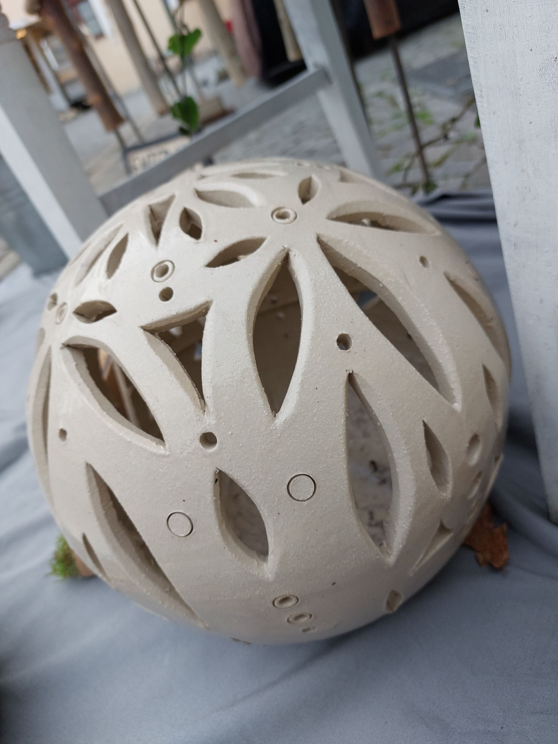 Dekorative Kugel aus Ton mit herausgenommenen Blättern