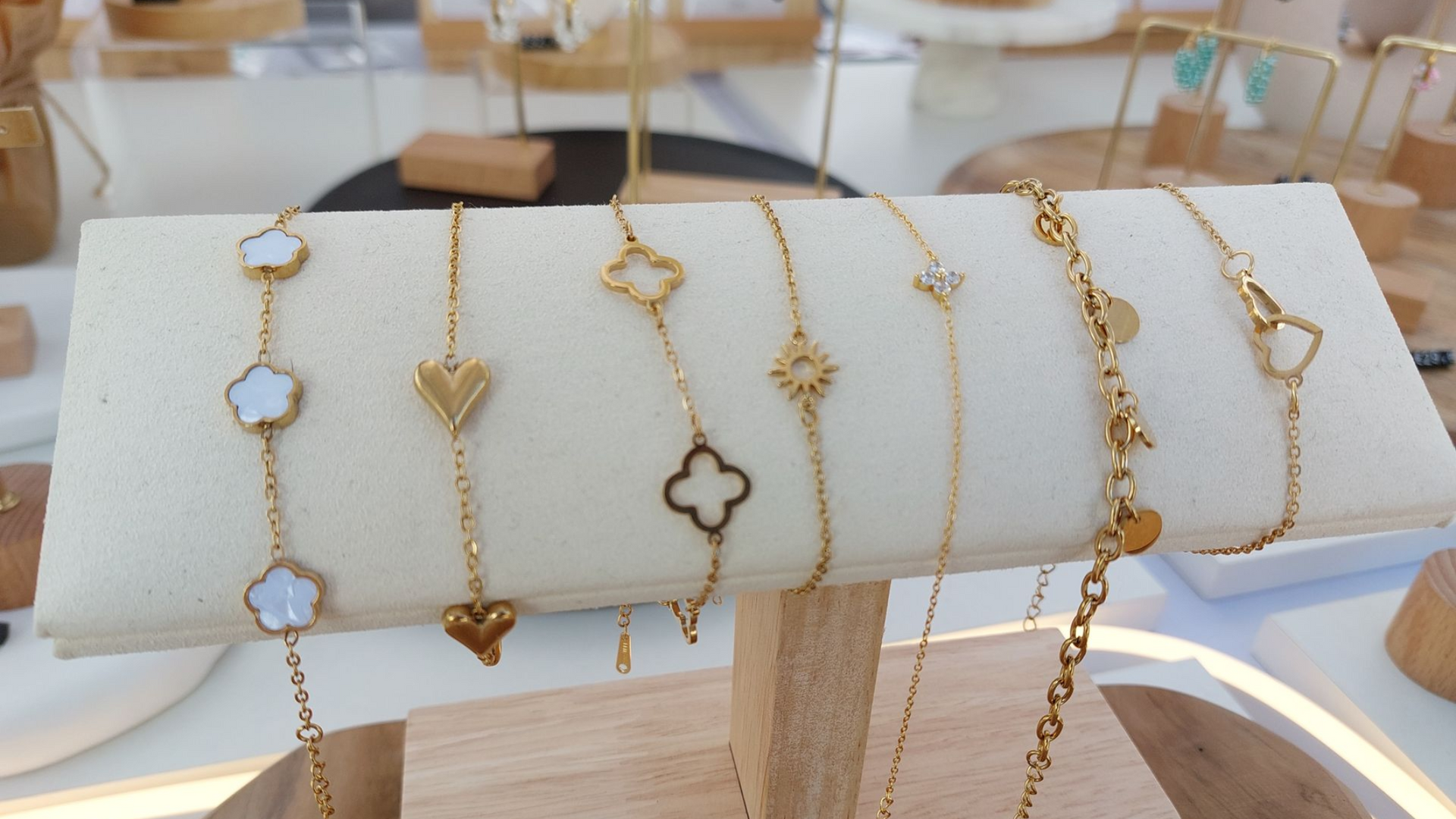 Kunsthandwerk - selbstgemachte goldene Armbänder auf dem Amberger Krüglmarkt