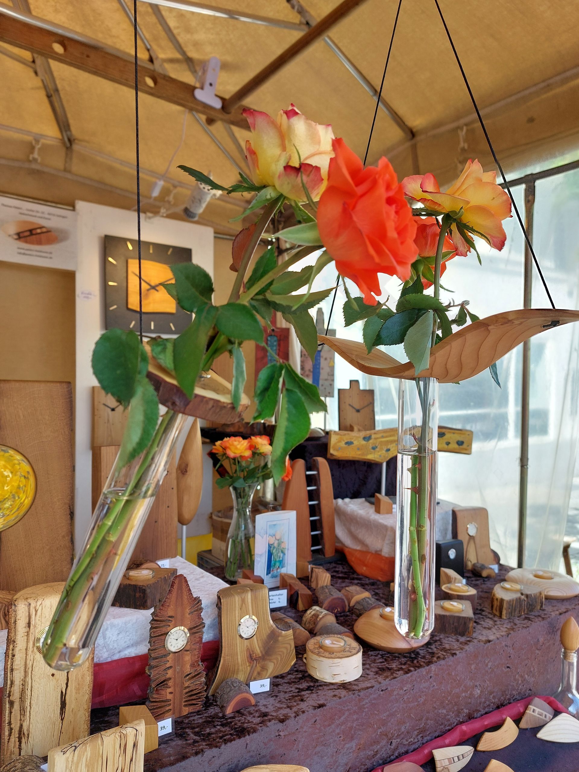 Kunsthandwerker Holzwaren und Glas-Blumenvasen mit Rosen auf dem Amberger Krüglmarkt