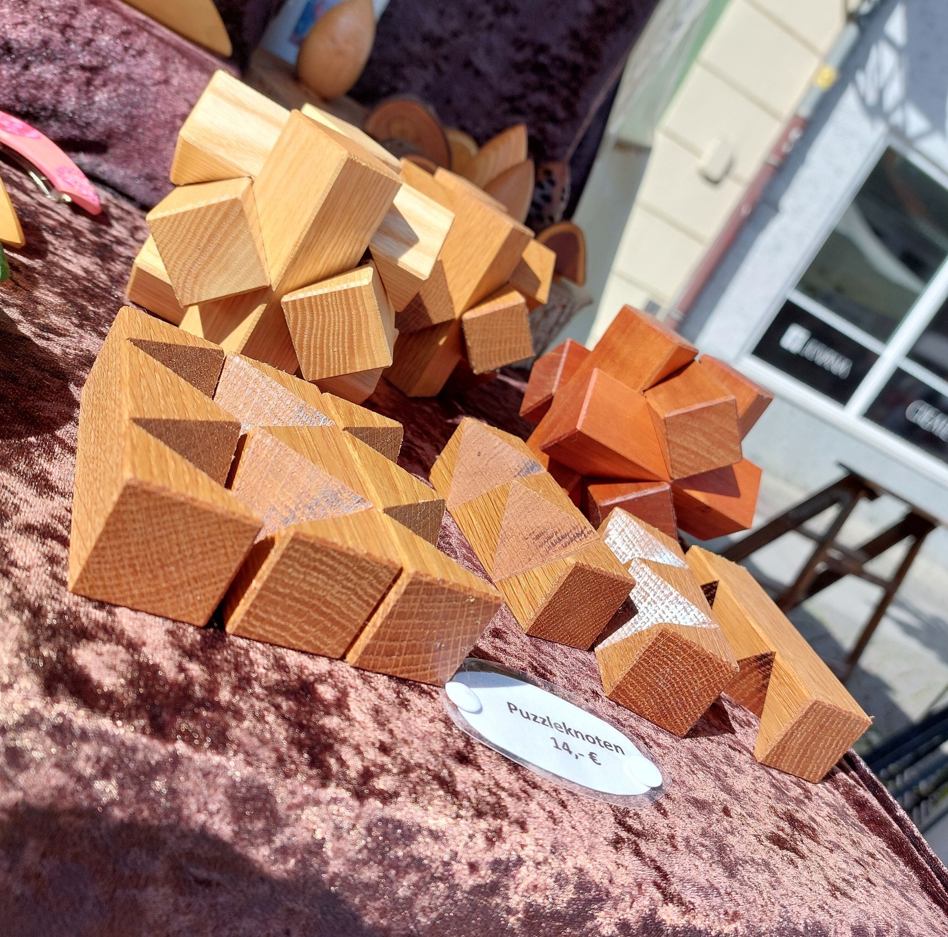 Kunsthandwerker-Knobelwürfel aus Holz