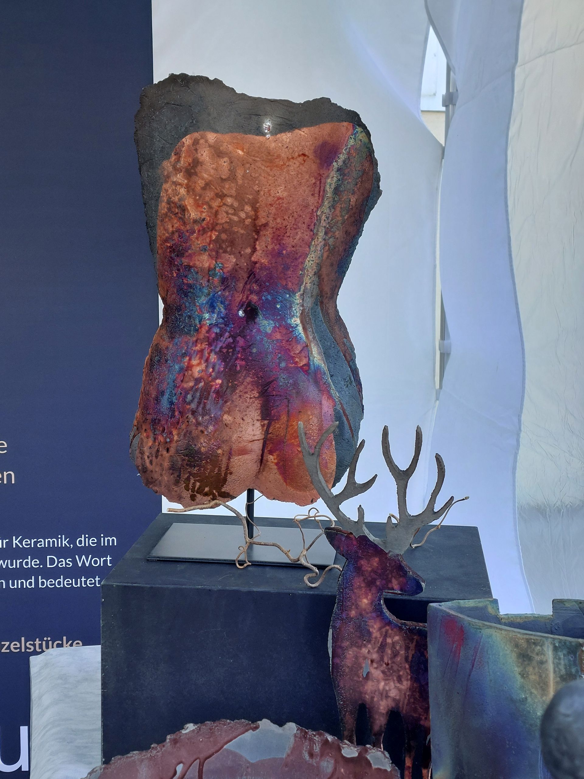 elegante Dekoration aus Ton: Torso aus Raku-Keramik