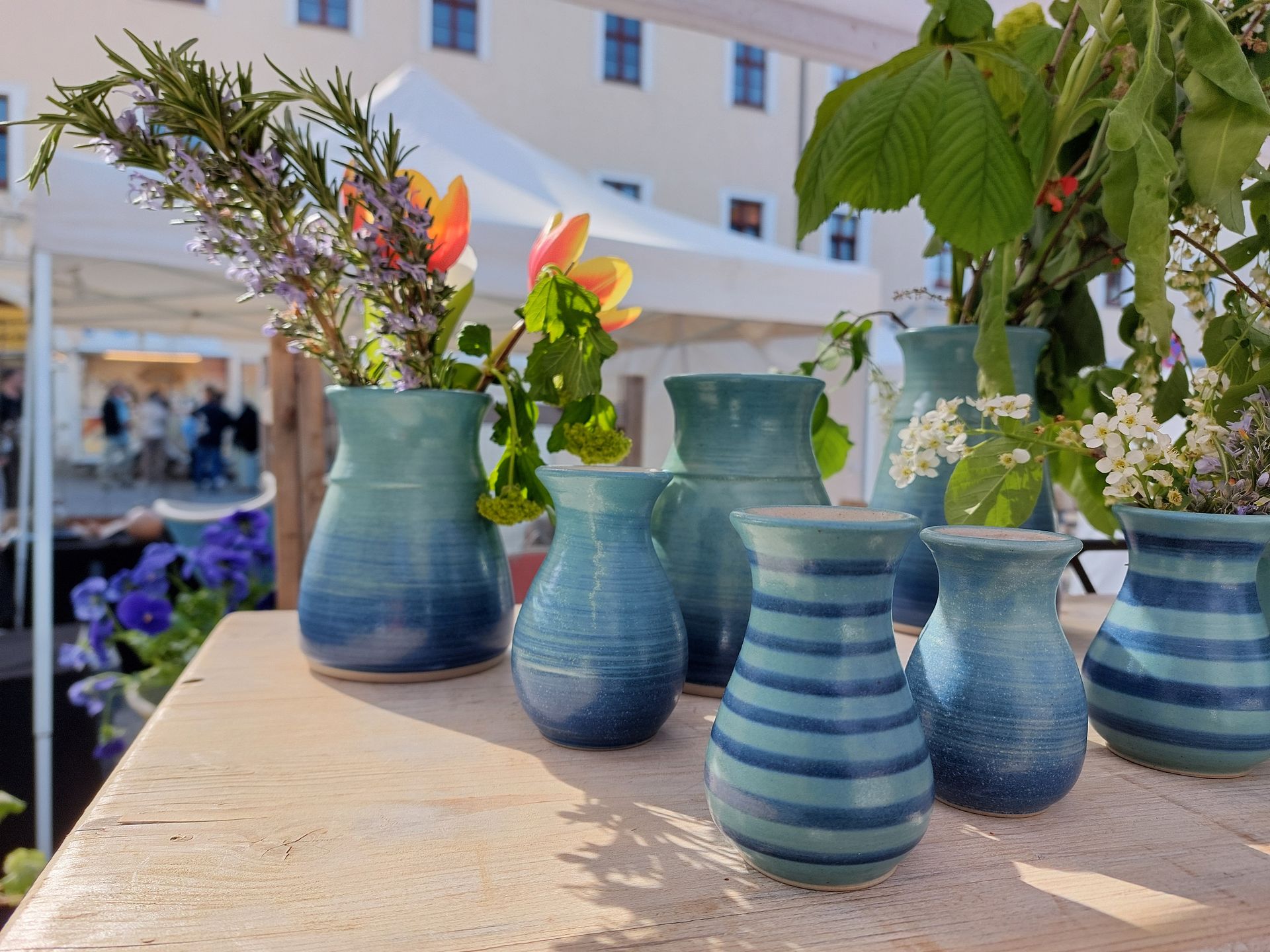 kleine blaue Steinzeug-Vasen auf dem Amberger Krüglmarkt - das ideale Keramikgeschenk kleine blaue Steinzeug-Vasen auf dem Amberger Krüglmarkt - das ideale Keramikgeschenk