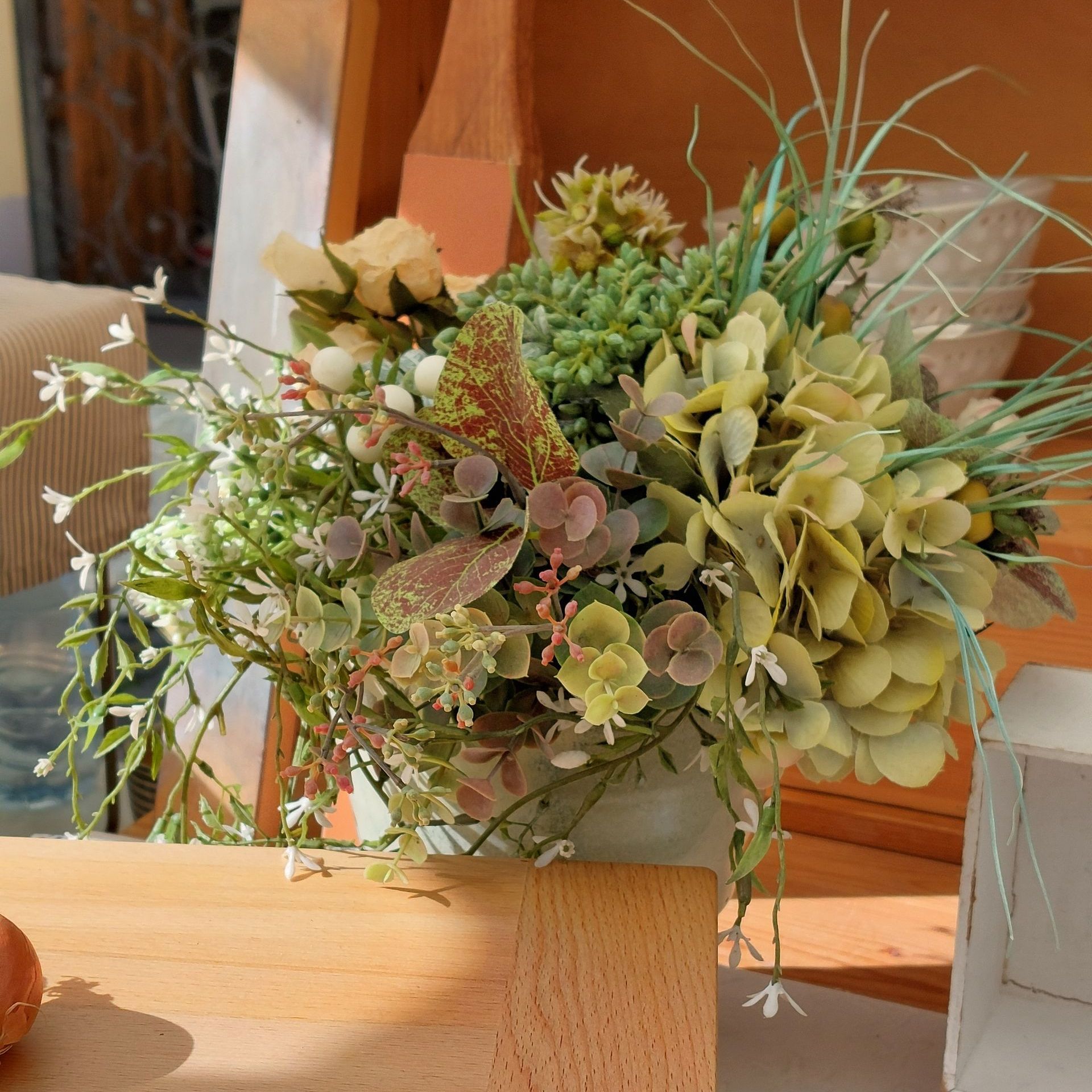 Blumenstrauß auf dem Stand einer Töpferei auf dem Amberger Krüglmarkt