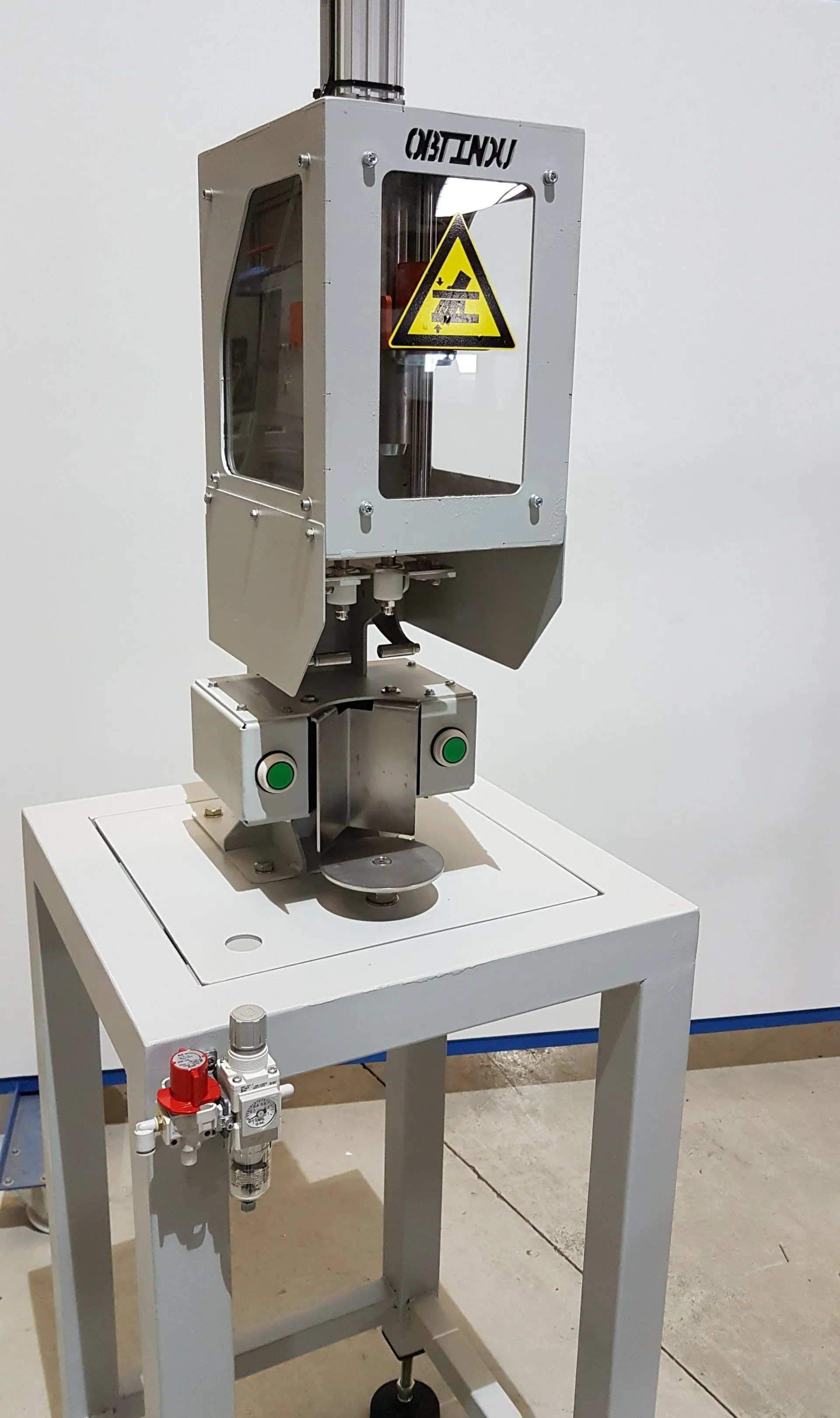 Insertadora semiautomática de asa paraguas Insertadora semiautomática de asa paraguas