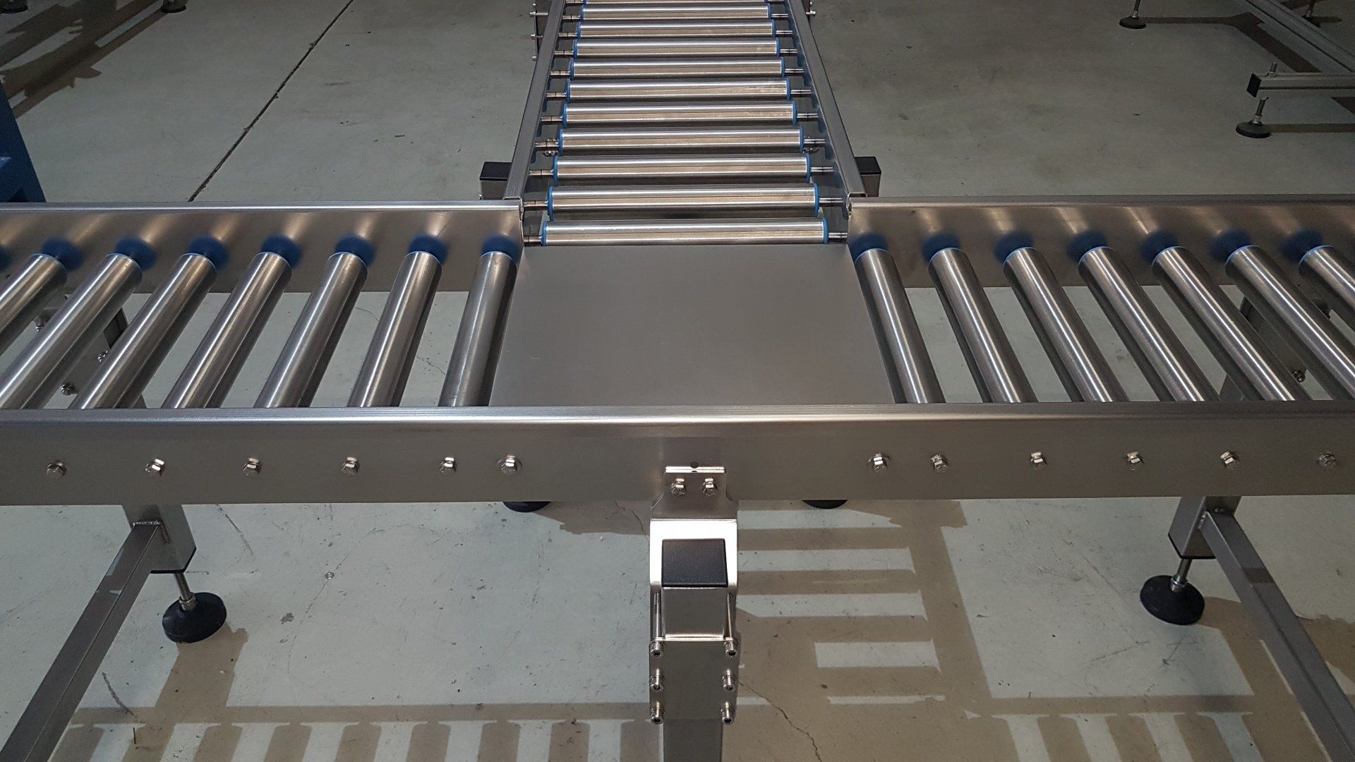 transportador de rodillo con trasvase Transportador de rodillos OBTINDU
