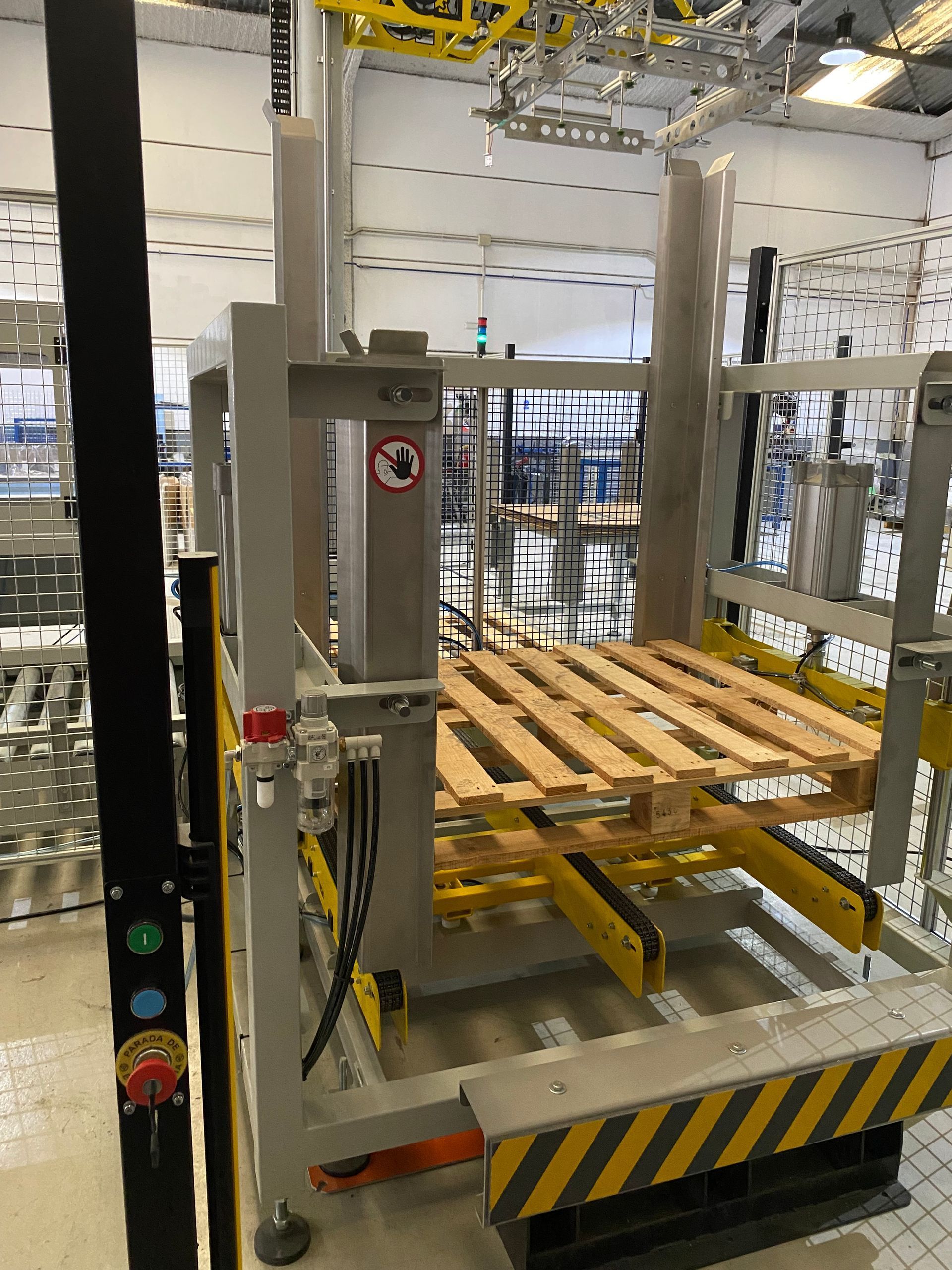 Automatic pallet dispenser- OBTINDU. Automatic pallet dispenser- OBTINDU.
Designed to store several pallets (10-16)