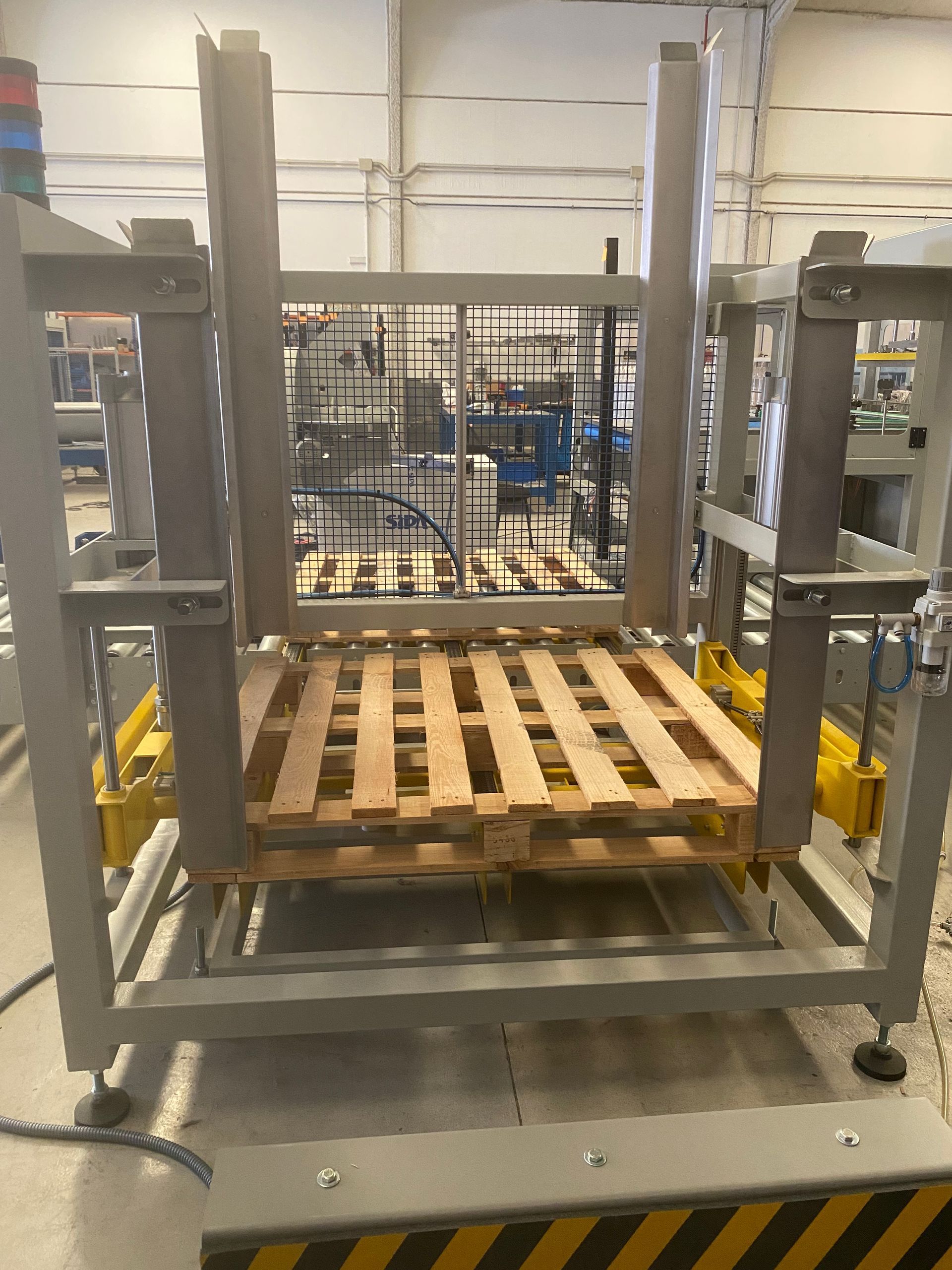 Apiladores de pales PALLET STACKER-DOSER-OBTINDU