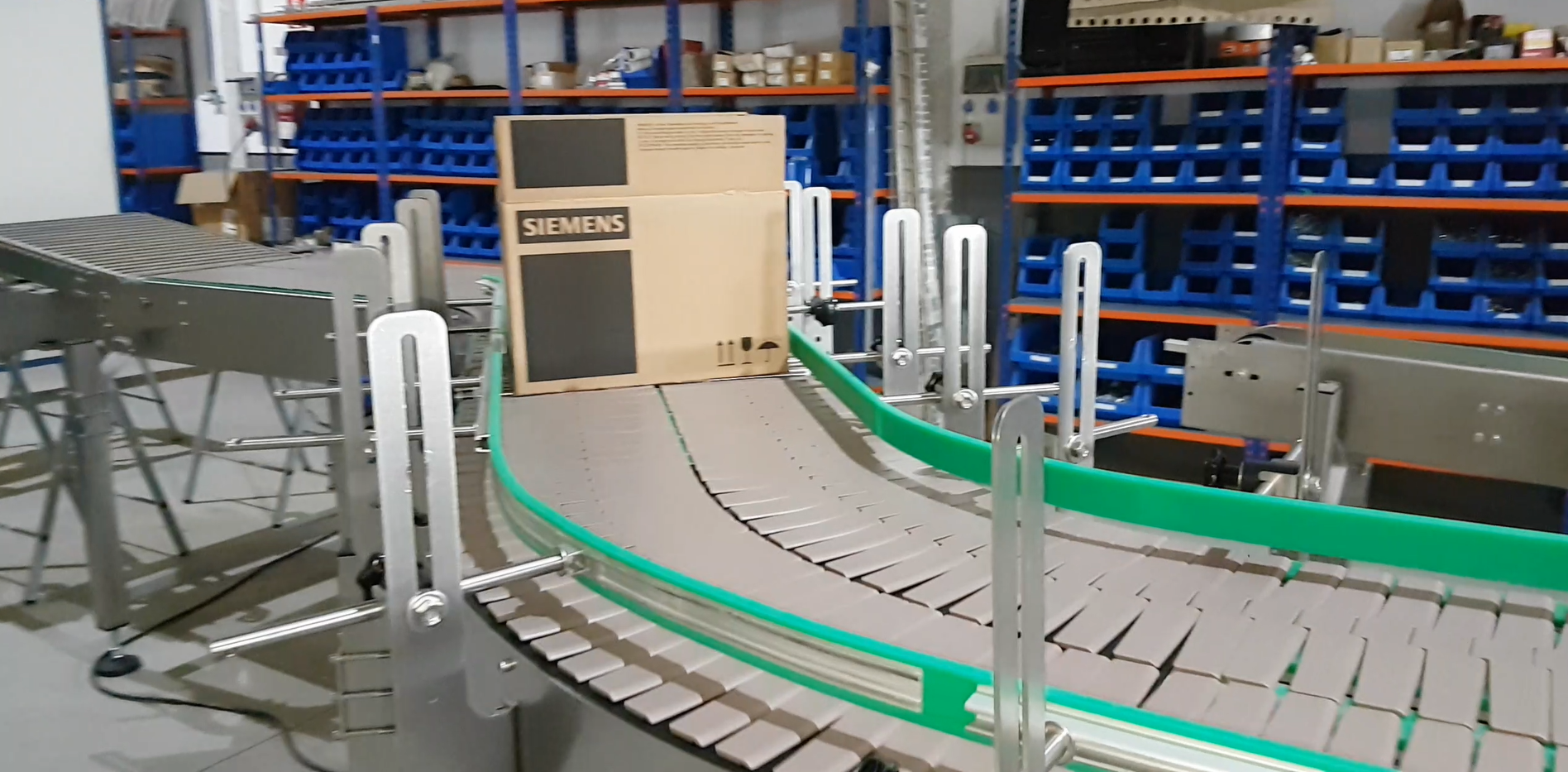 Transportador de charnela OBTINDU, para el desplazamiento de botellas, frascos, latas, cajas, etc..