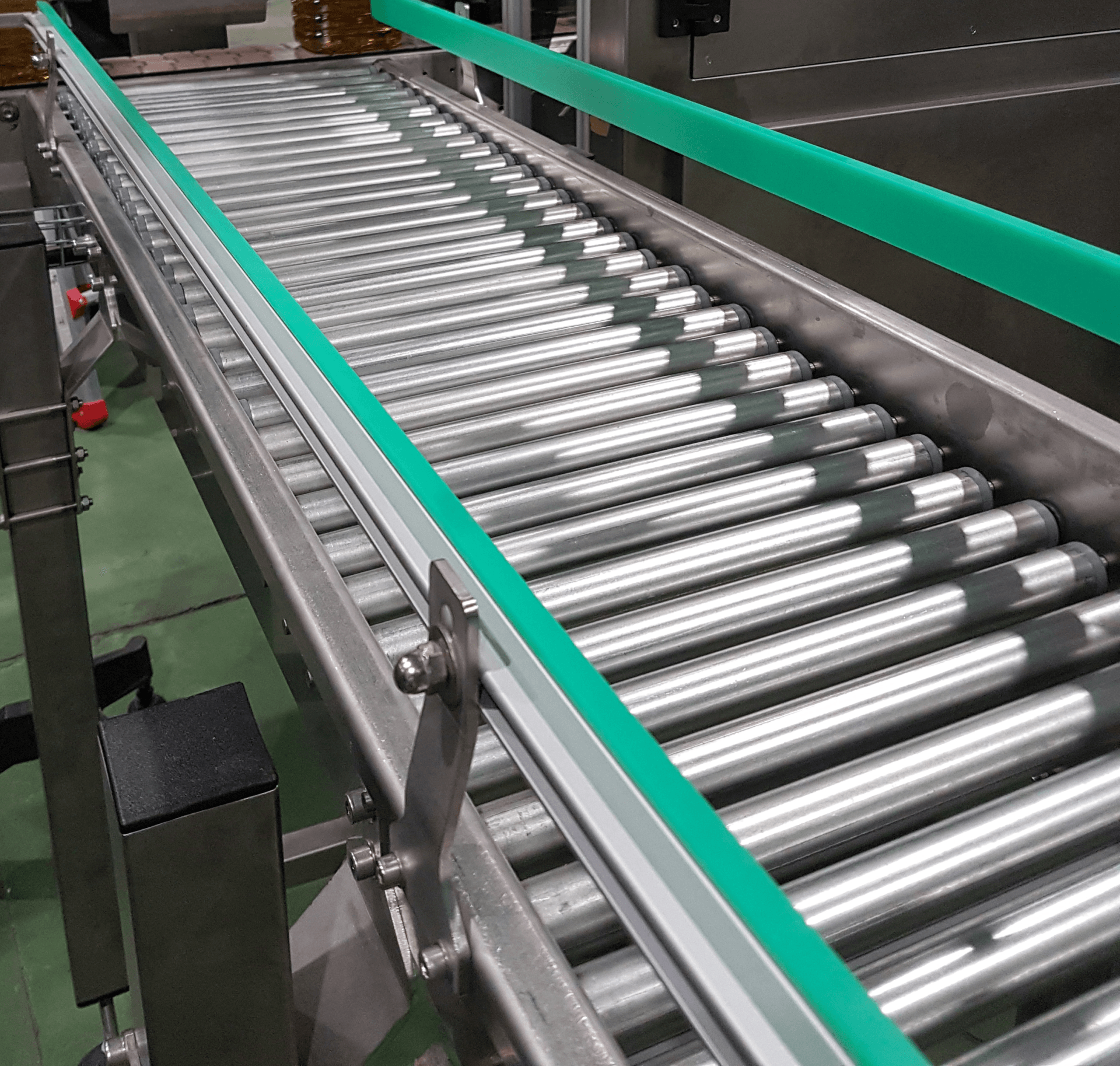 Transportador de rodillos OBTINDU para botellas o frascos. entre otras funciones, se utiliza para sacar de la línea de producción envases defectuosos.