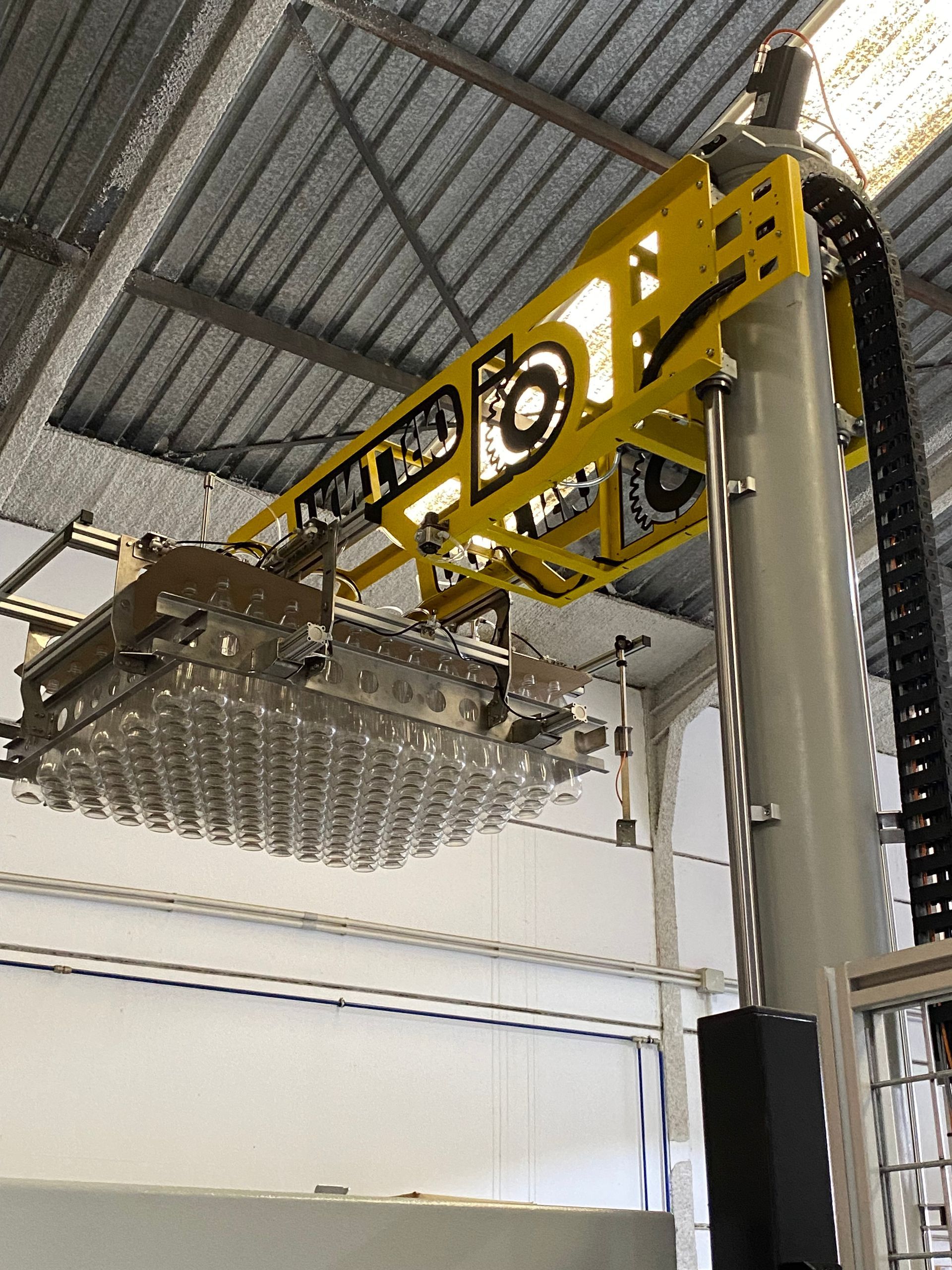 Columna despaletizadora de envases vacíos Robot despaletizador de envases vacíos OBTINDU