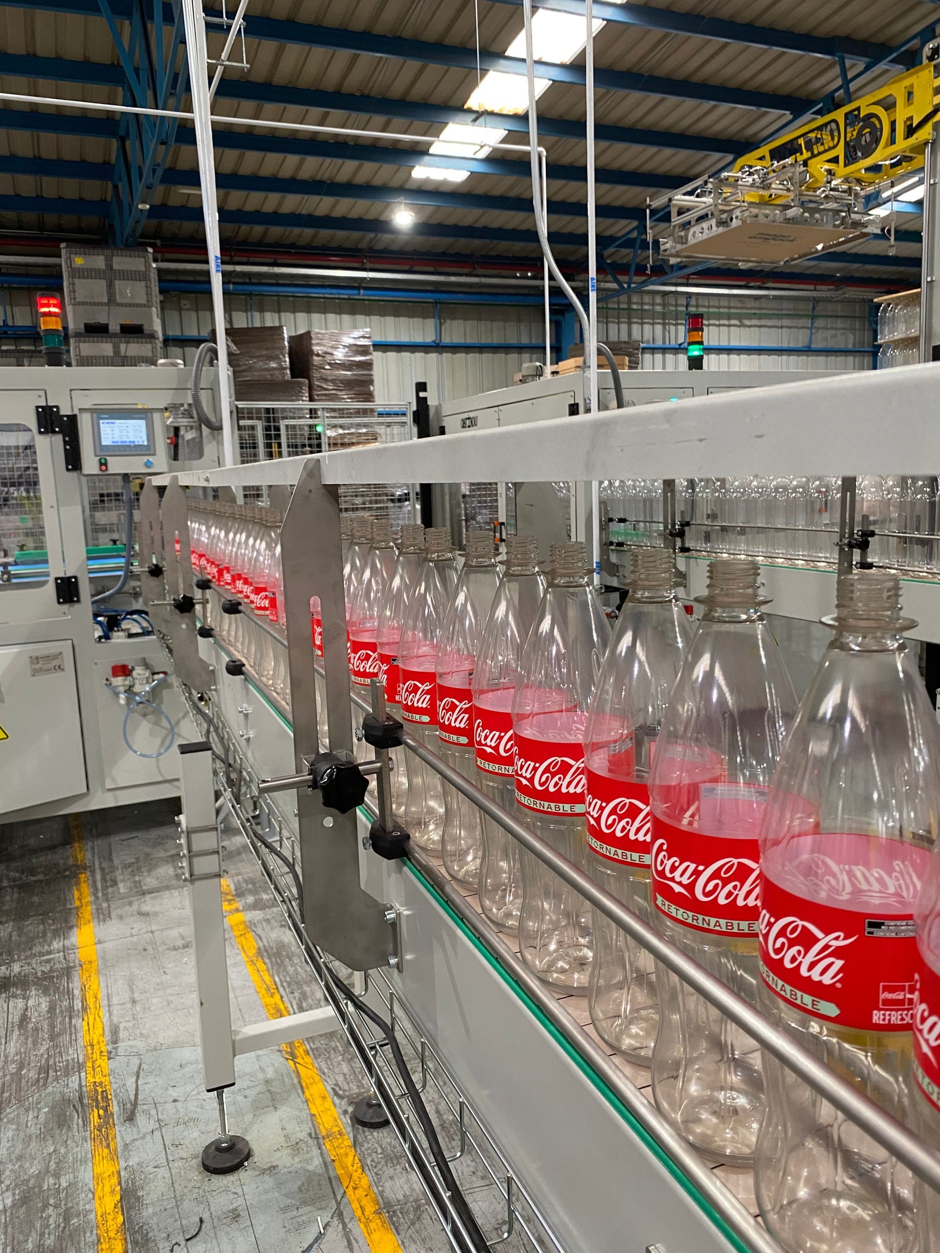 Transportador de botellas vacías OBTINDU de la máquina sopladora para el paletizado.