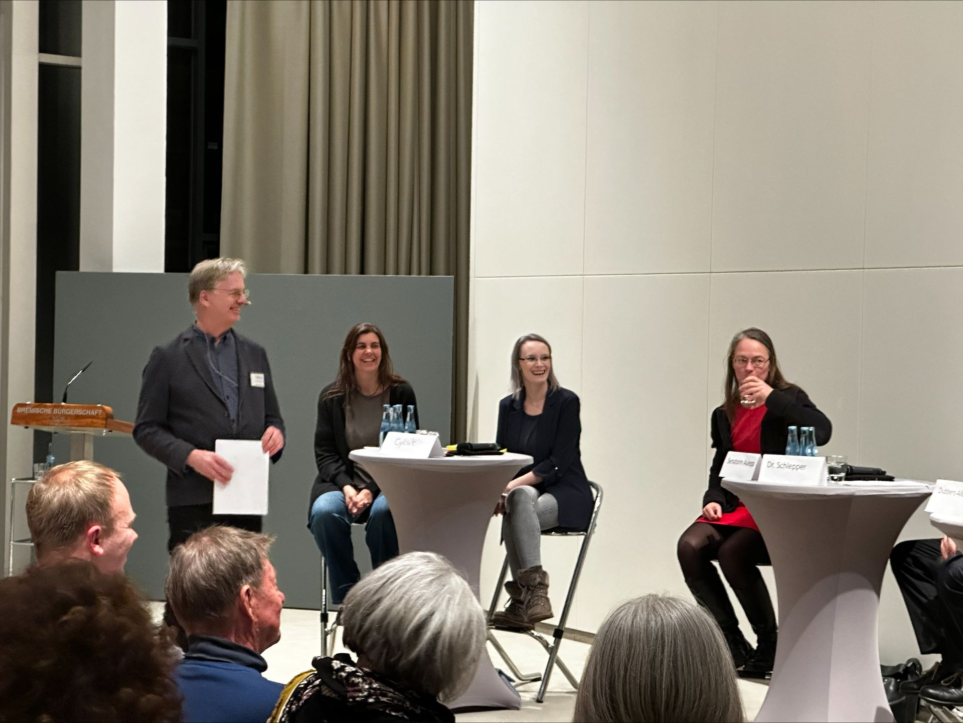 Moderator Mattias Westerholt, Dr. Böttger, Frau Cyluk (Zentrale Elternvertretung), Senatorin Aulepp