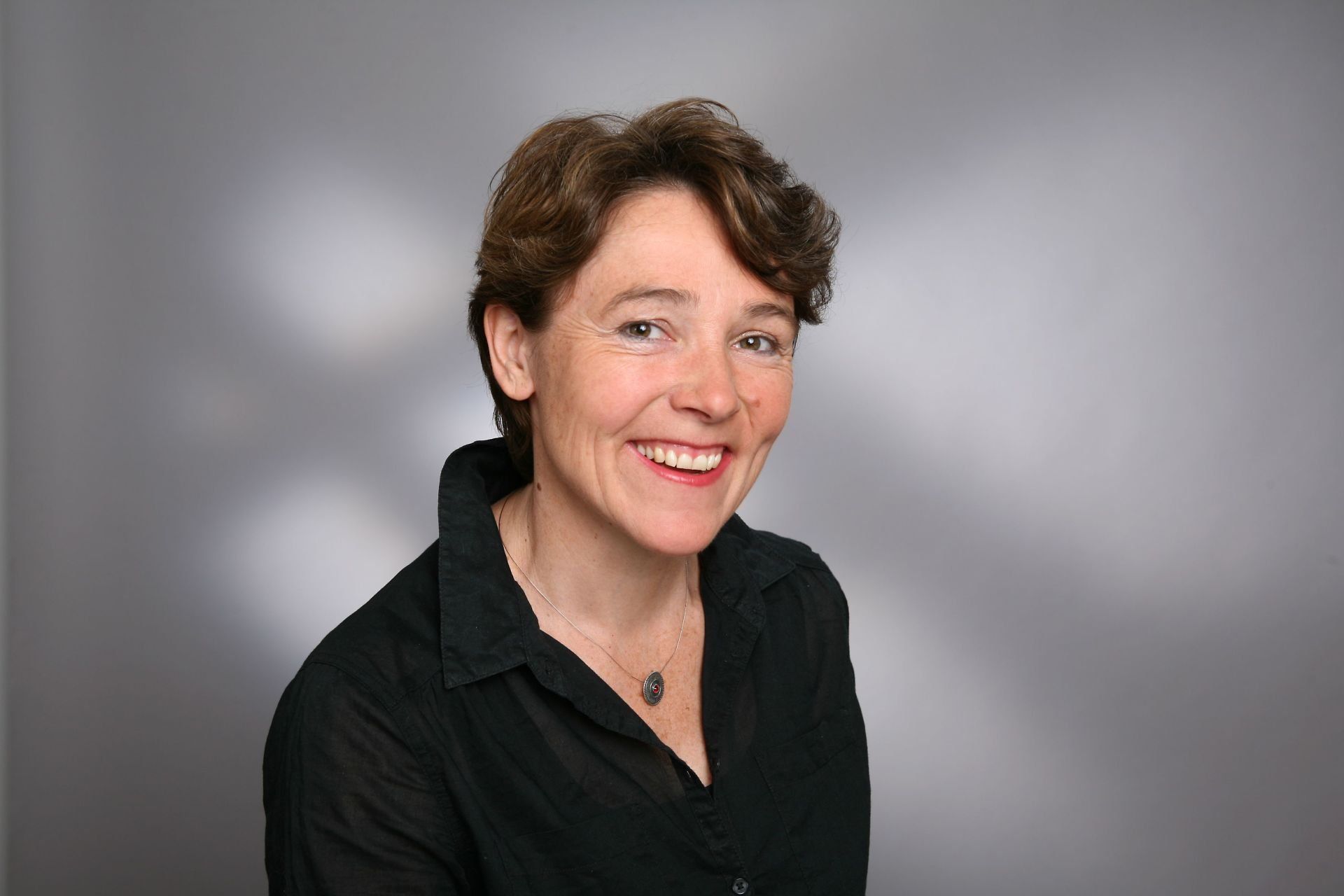 Portrait von lächelnder Dr. Christa Maluche in schwarzer Bluse