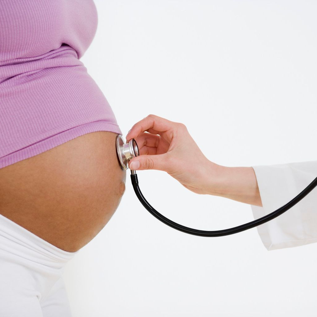 Bauch einer schwangere Frau bei der Schwangerenvorsorge