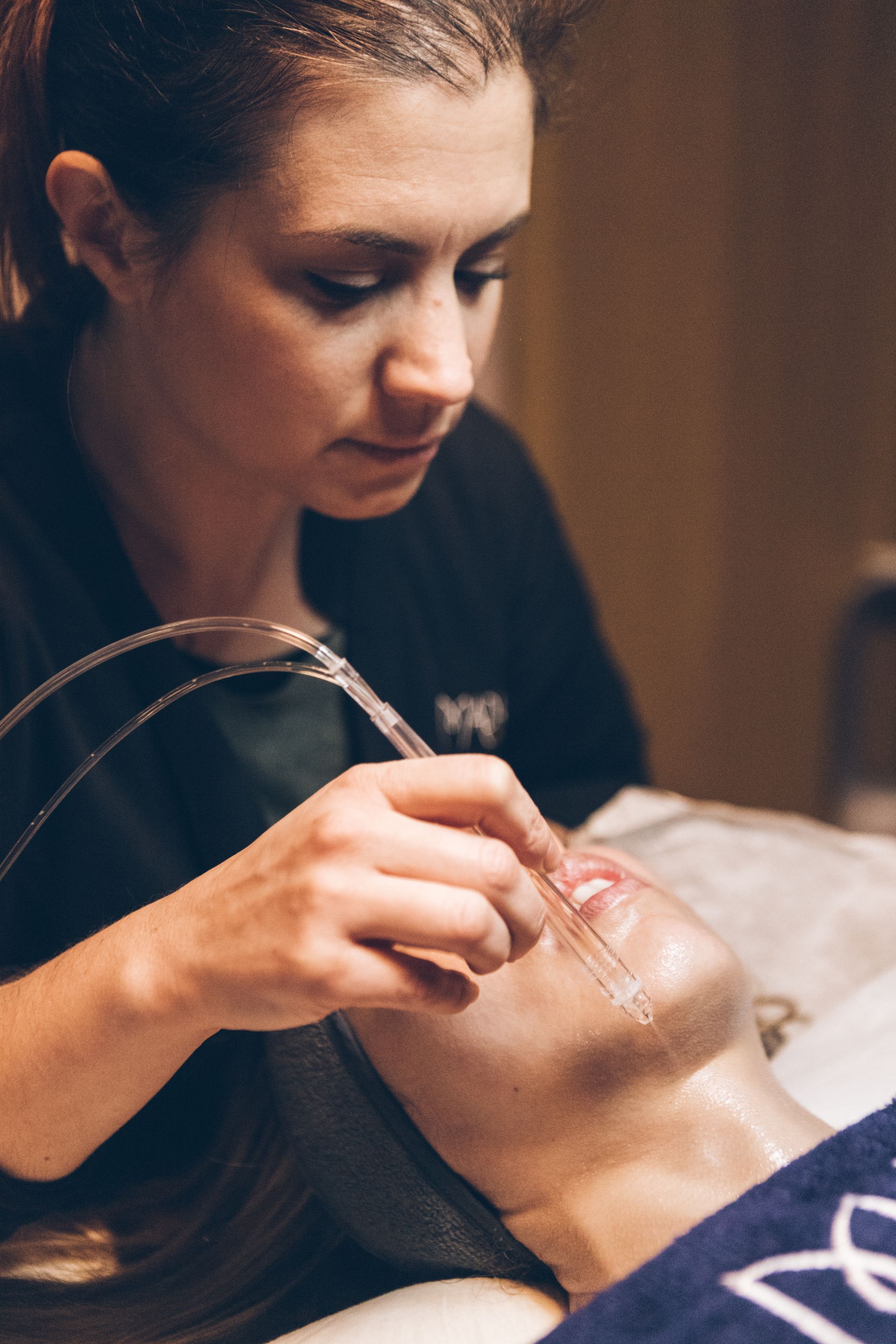 Soin anti-âge à la barophorèse pour hydrater la peau et booster le collagène naturellement