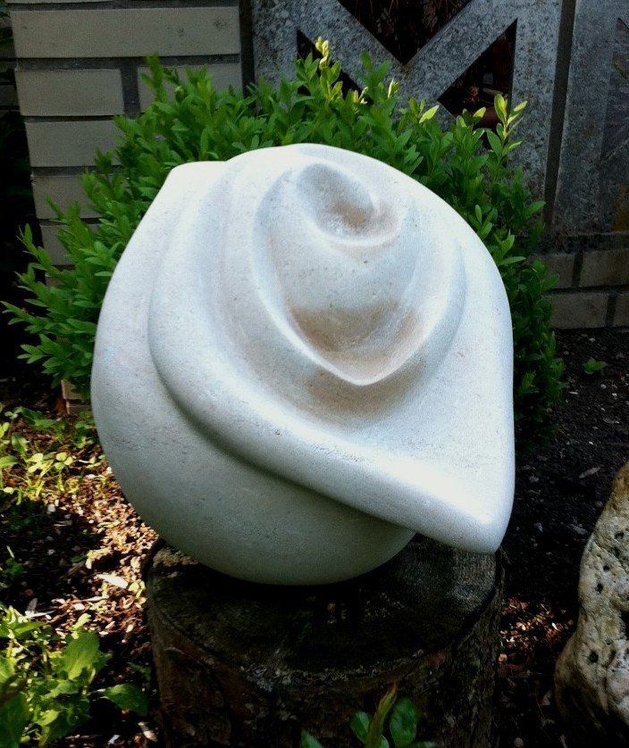 Blossom - Kalkstein, 2012 (22 x 24 x 28 cm) Blossom - Kalkstein, 2012 (22 x 24 x 28 cm)