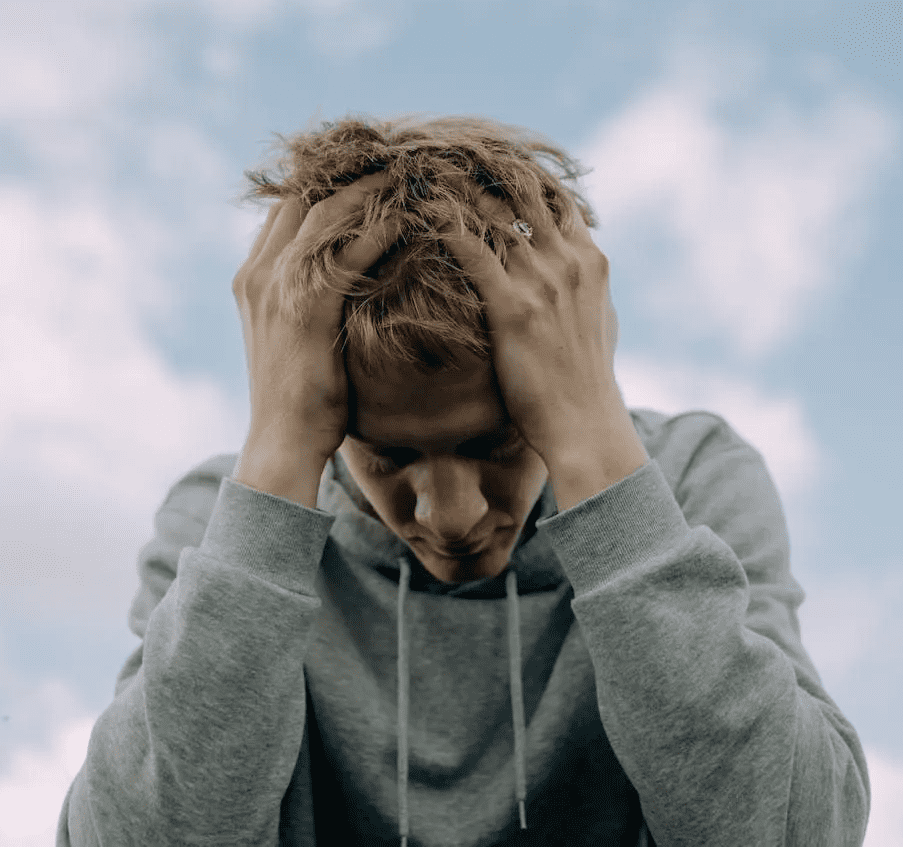 Stress kann ursächliche für phobischen Schwankschwindel sein Symbolbiid eines Mannes, der unter phobischem Schwankschwindel leidet