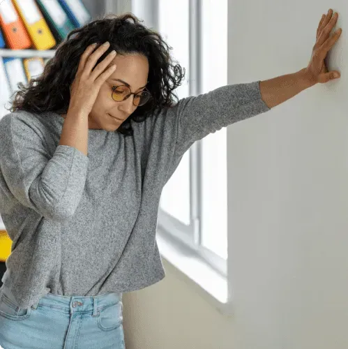 Frau, die sich den Kopf hält