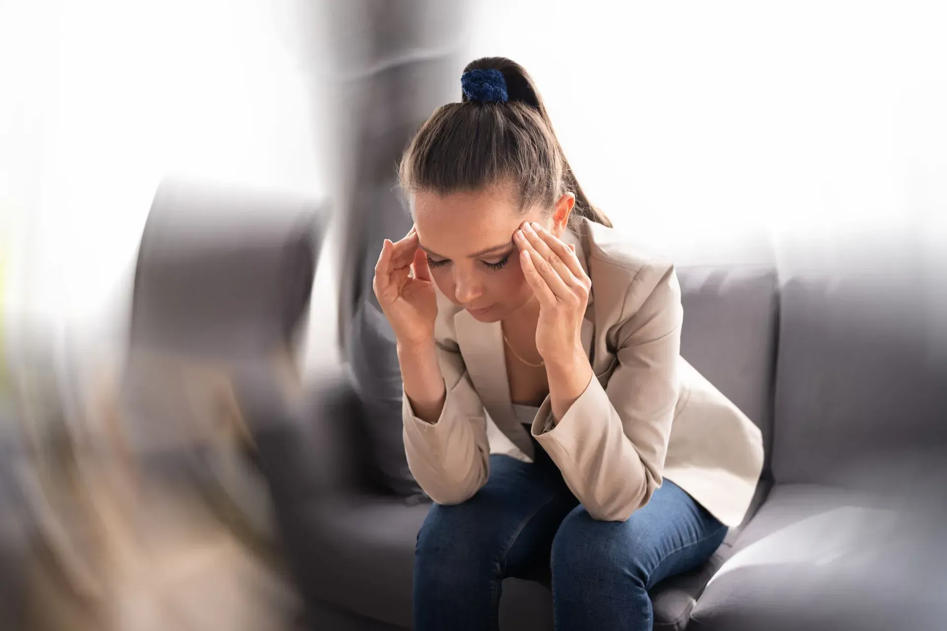 Drehschwindel Von der Schwindelambulanz Hadamar präsentiertes Symbolbild, welches eine Frau zeigt, der schwindelig ist.