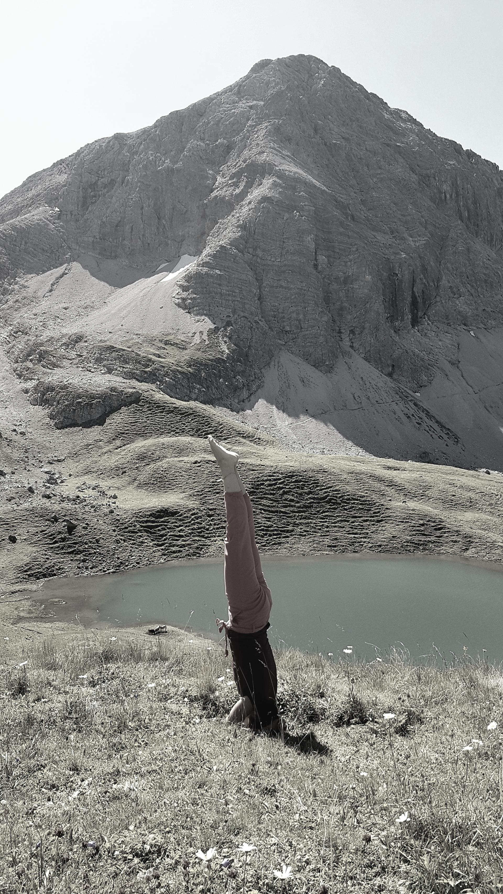 YesYoga, Simona Goebel, Kopfstand, Sichtweise verändern YesYoga, Kopfstand, Simona Goebel, Berg, See