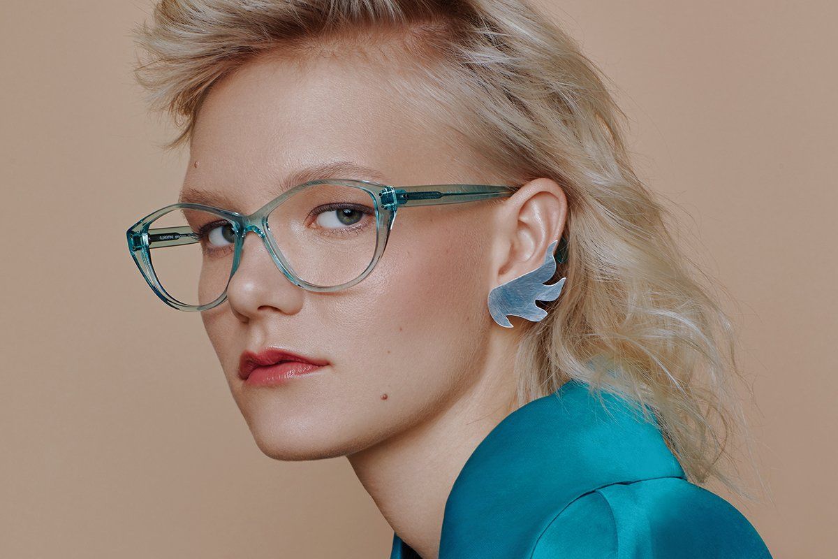 eine blonde Frau trägt auf zwei Bildern die neuen Brillen der Sashee Schuster Kollektion True Colour