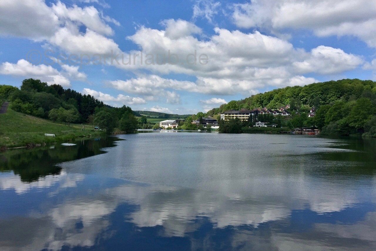 Seepark Kirchheim Seepark-Kirchheim Ferienhaus Ferienhäuser am See gelegen für Urlaub zum aktiv zu sein und zu entspannen.