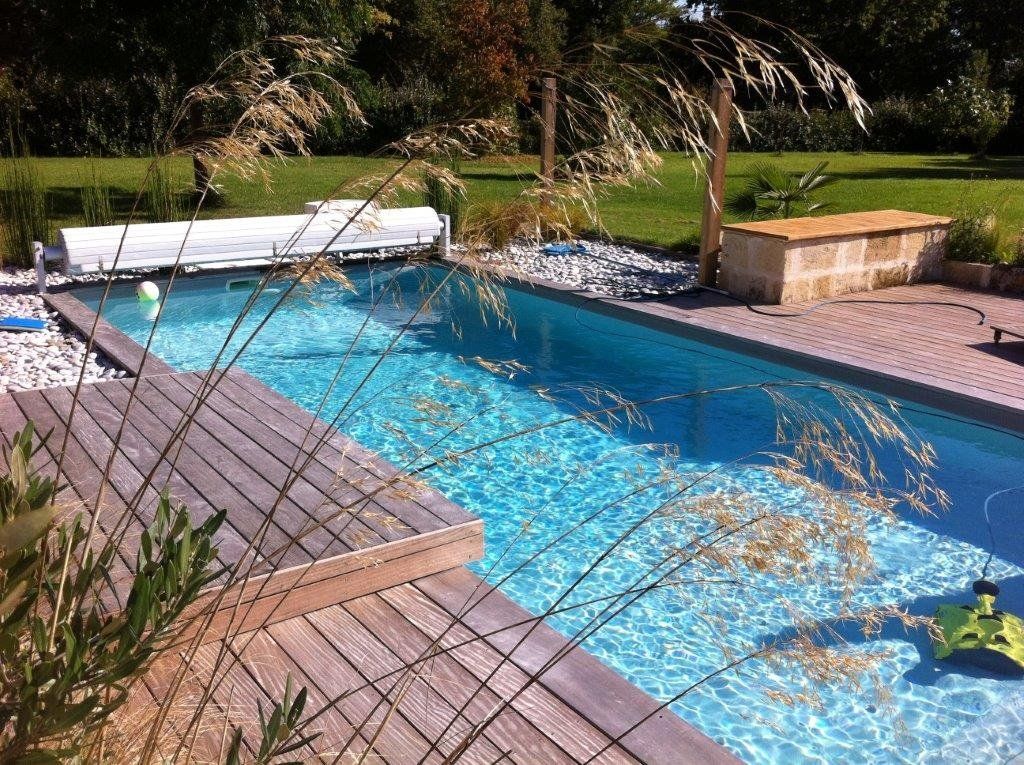 Piscine rectangulaire élégante dans jardin privé