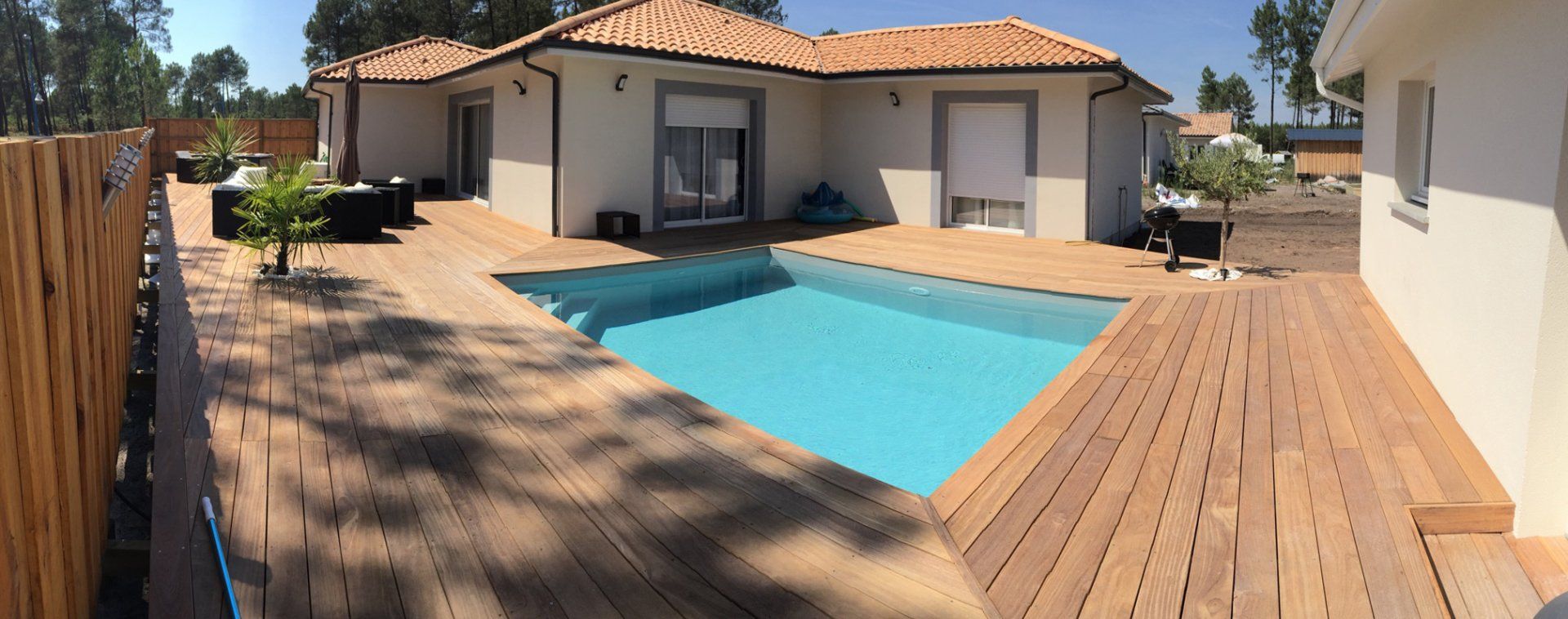 Piscine moderne dans un jardin paysager