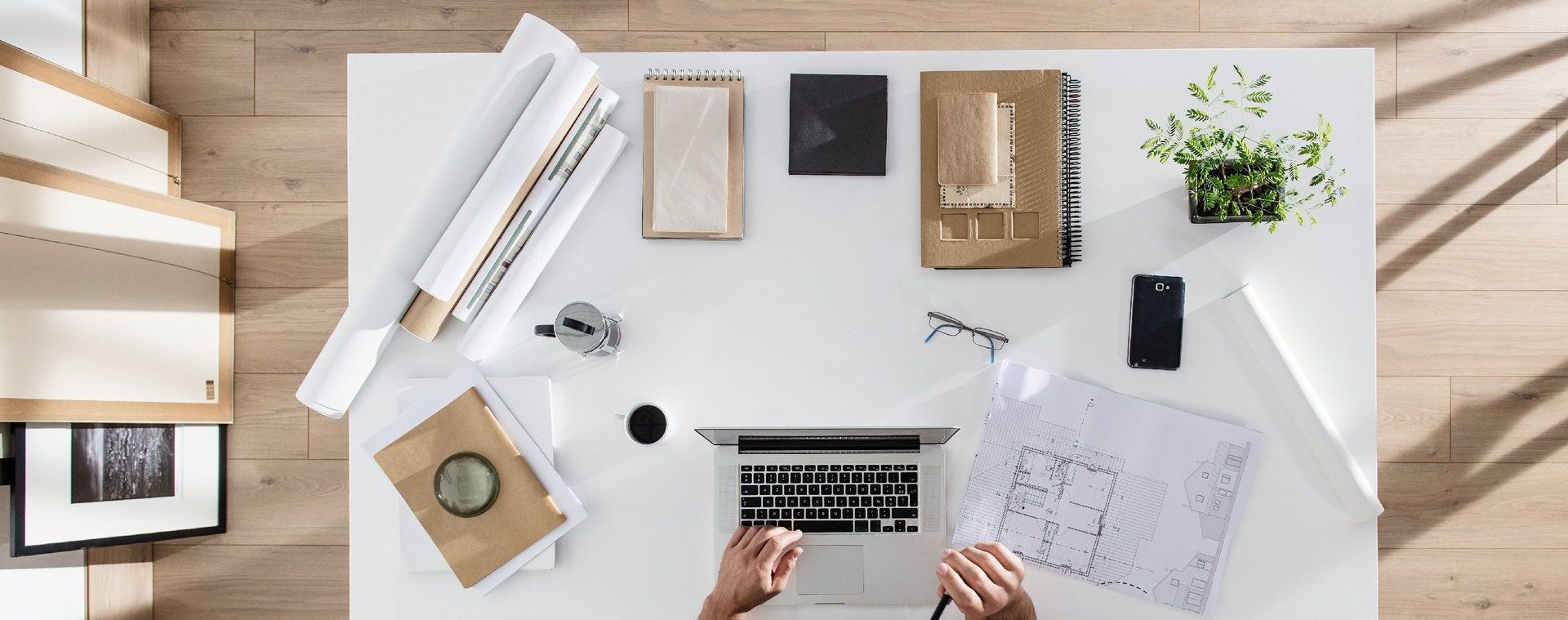 Schreibtisch aufräumen und organisieren Schreibtisch aufräumen und organisieren