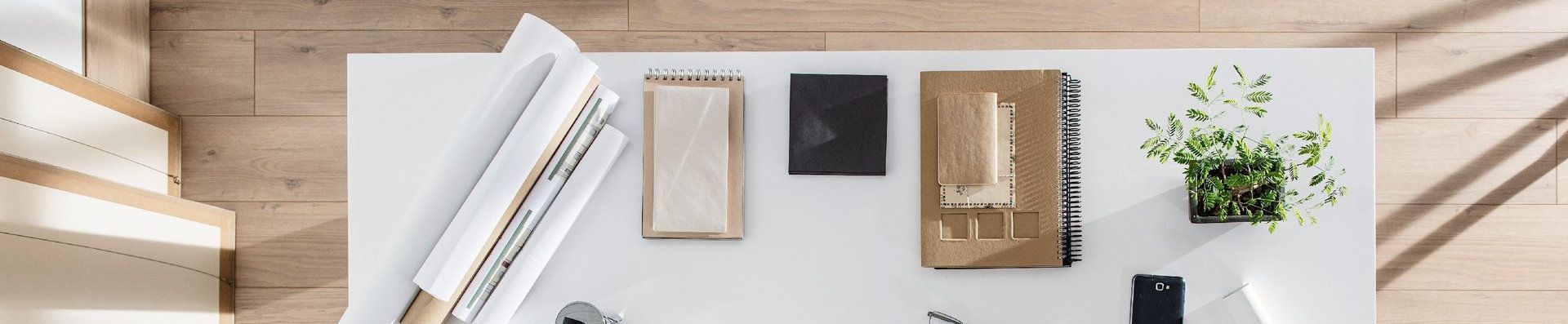 Schreibtisch aufräumen und organisieren Schreibtisch aufräumen und organisieren