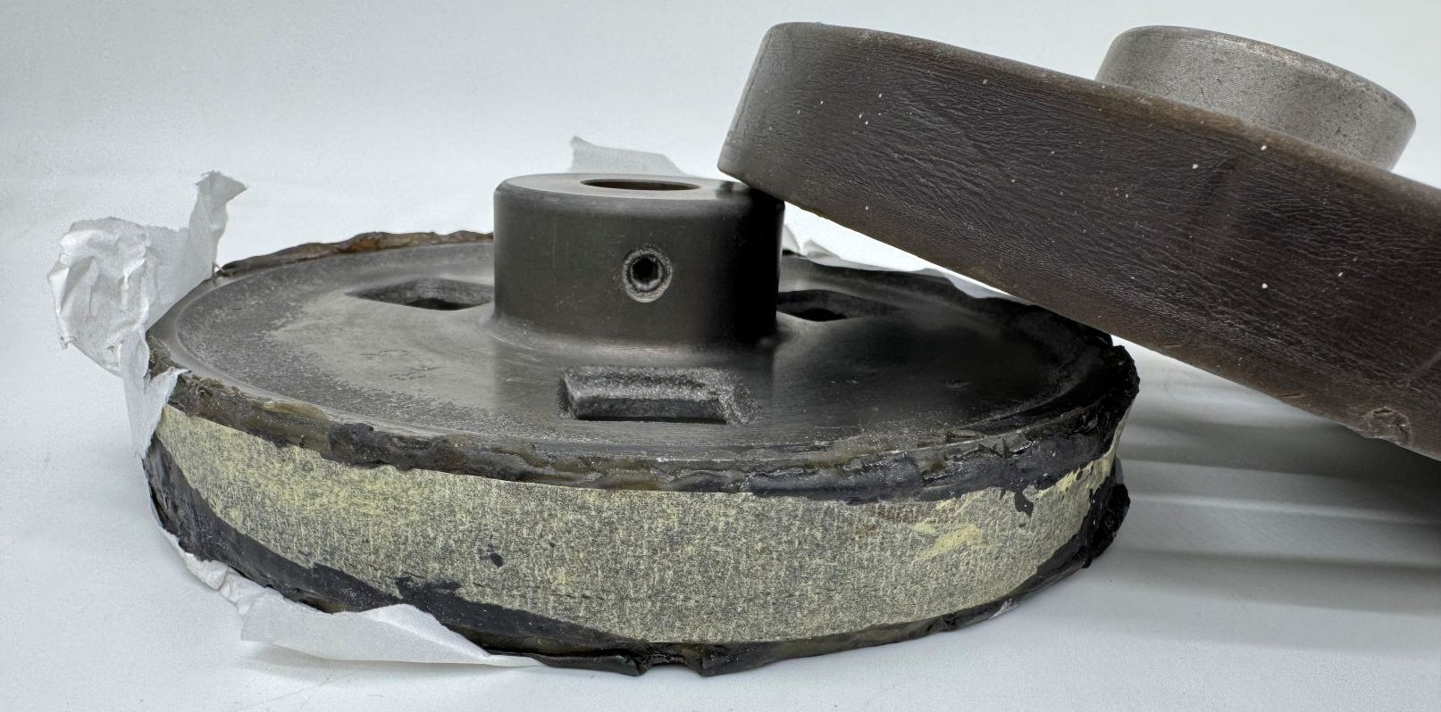 Einzugsrollen mit verschlissener PU Beschichtung Einzugsrollen für den Papiervorschub in einer Druckmaschine mit einer verschlissenen PU Beschichtung