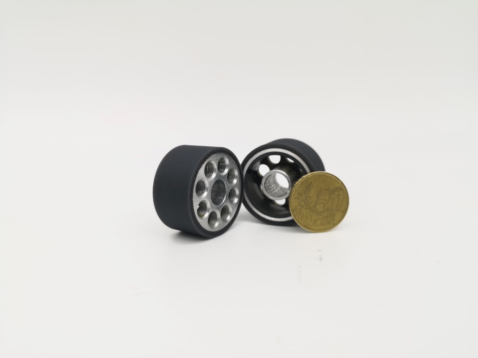 Reibräder zum schonenden Vorschub von beschichtetem Draht beim Motorenwickeln